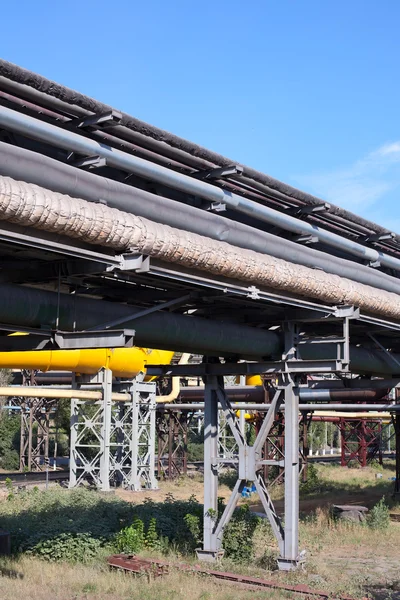 Gasoductos industriales y oleoductos sobre metal en una planta metalúrgica. Constru. — Foto de Stock