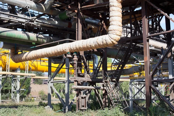 Industriegas- und Ölpipelines auf Metall in einer metallurgischen Anlage. Constru — Stockfoto