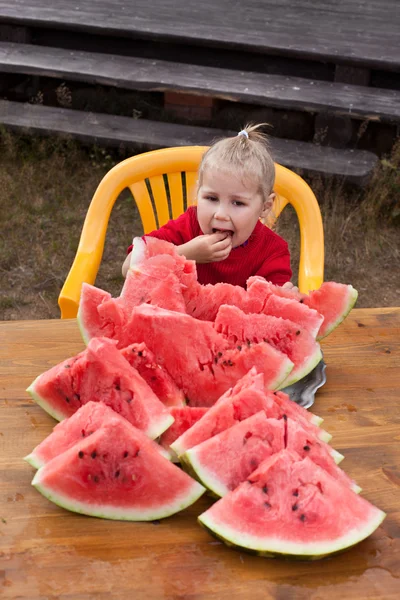 Kleines Kind isst Wassermelone. — Stockfoto