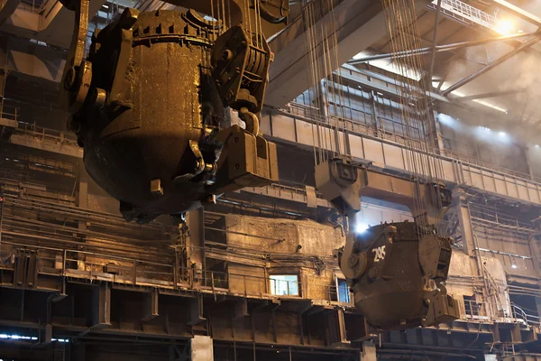 Výroba oceli naběračky na jeřábu visí na ocelárně — Stock fotografie