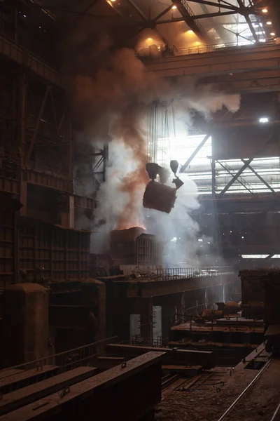 Staalproductie gietpannen op kraan opknoping op staalfabriek — Stockfoto