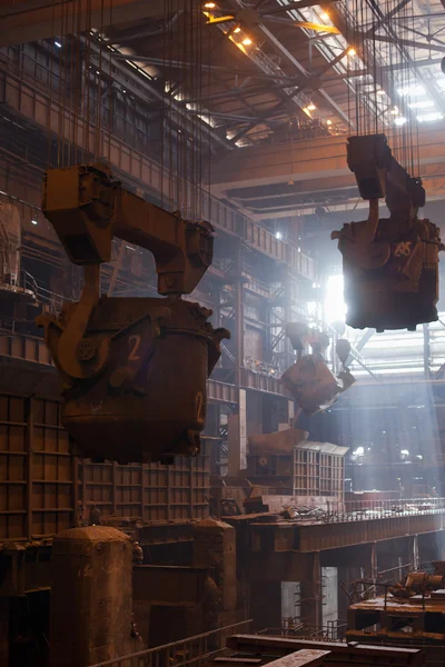 Cucharones para siderurgia en grúa colgando de una fábrica de acero —  Fotos de Stock