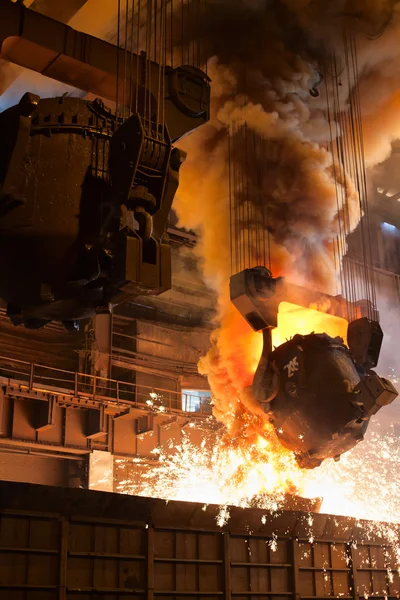 Metallschmelzen in einem metallurgischen Werk. — Stockfoto