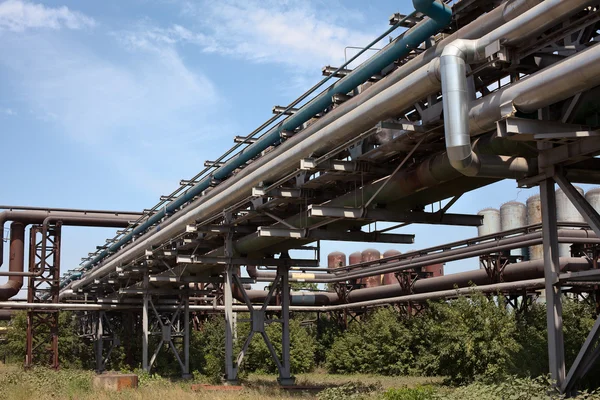 Przemysłowej rurociągów gazu i ropy naftowej na metalu w zakładzie przemysłu metalurgicznego. budo — Zdjęcie stockowe