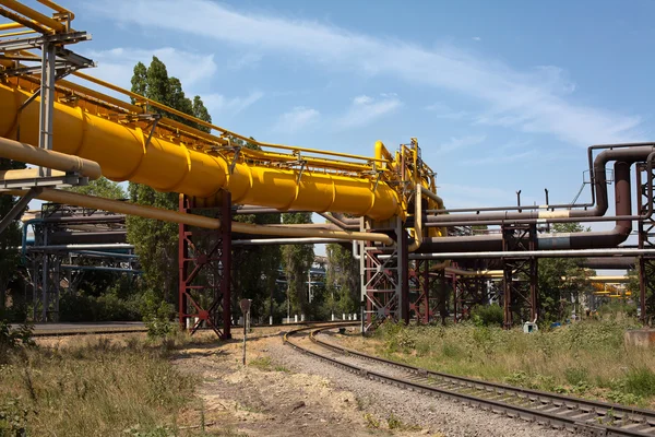 Gás industrial e oleodutos em metal em uma planta metalúrgica. Constru — Fotografia de Stock
