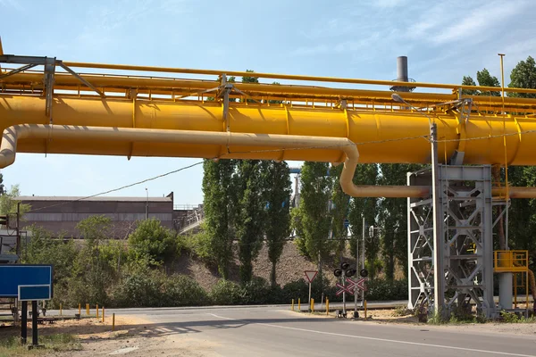 Gasoductos industriales y oleoductos sobre metal en una planta metalúrgica. Área de construcción —  Fotos de Stock