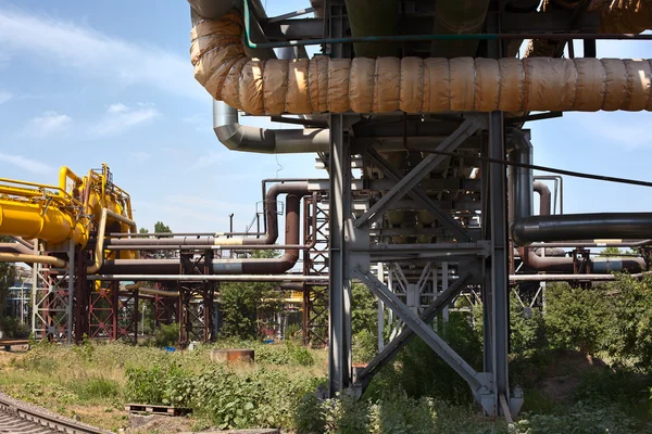 Przemysłowej rurociągów gazu i ropy naftowej na metalu w zakładzie przemysłu metalurgicznego. budo — Zdjęcie stockowe