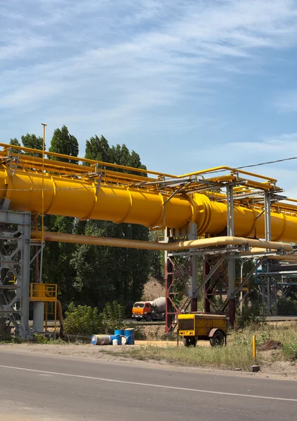 Gasoductos industriales y oleoductos sobre metal en una planta metalúrgica. Constru. —  Fotos de Stock