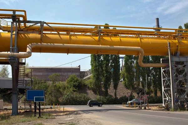 Gasoductos industriales y oleoductos sobre metal en una planta metalúrgica. Constru. —  Fotos de Stock