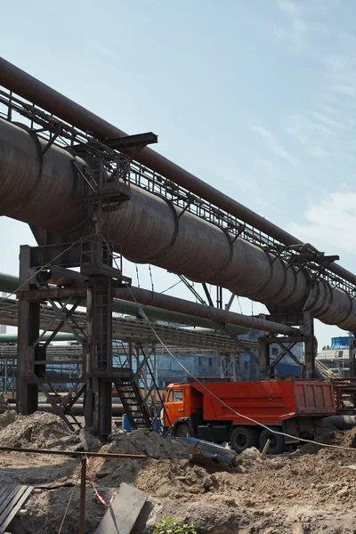 Industriële gas- en oliepijpleidingen op metaal in een metallurgische fabriek. Constru — Stockfoto