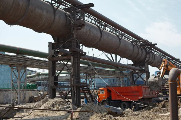 Industriële gas- en oliepijpleidingen op metaal in een metallurgische fabriek. Constru — Stockfoto