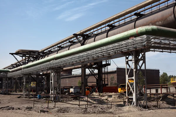 Industrial gas and oil pipelines on metal in a metallurgical plant. Constru — Stock Photo, Image