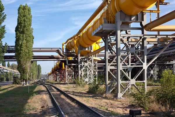 Industrial gas and oil pipelines on metal in a metallurgical plant. Constru — Stock Photo, Image