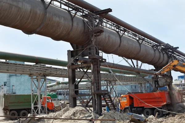 Gasdotti industriali e oleodotti su metallo in un impianto metallurgico. Constru — Foto Stock
