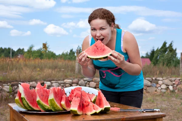 Νεαρή γυναίκα τρώει καρπούζι. — Φωτογραφία Αρχείου