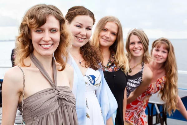 五个年轻漂亮的女性站在行 — 图库照片