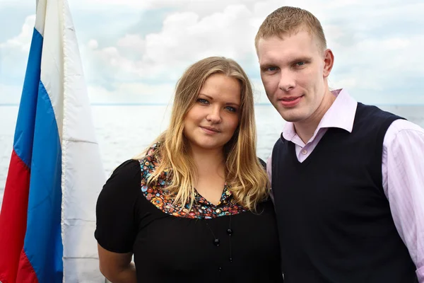 Liebendes junges kaukasisches Paar in der Nähe der russischen Flagge — Stockfoto