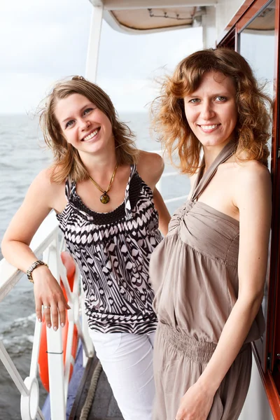 Две красивые молодые женщины, белые, стоящие вместе на палубе — стоковое фото