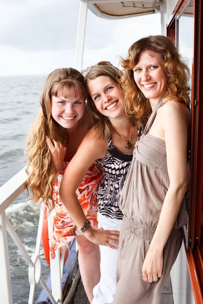 Drei schöne junge Frauen ein Kaukasier, die zusammen auf dem Deck stehen — Stockfoto