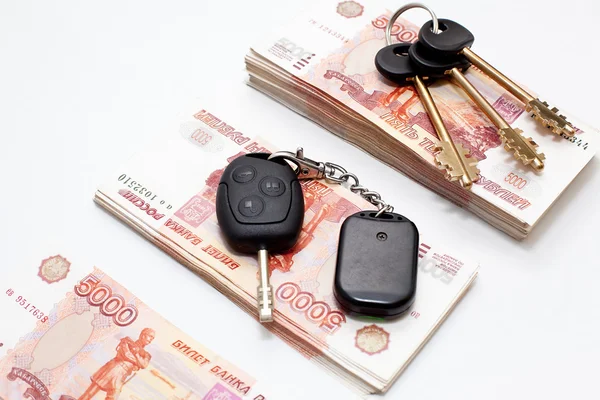Chave do carro e notas de dinheiro — Fotografia de Stock