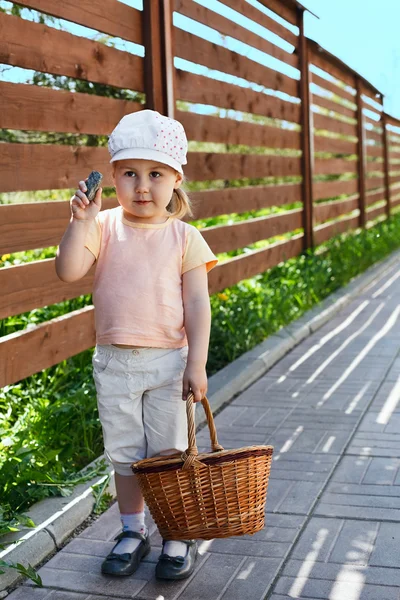Małe dziecko stojący z koszem w okresie letnim — Zdjęcie stockowe