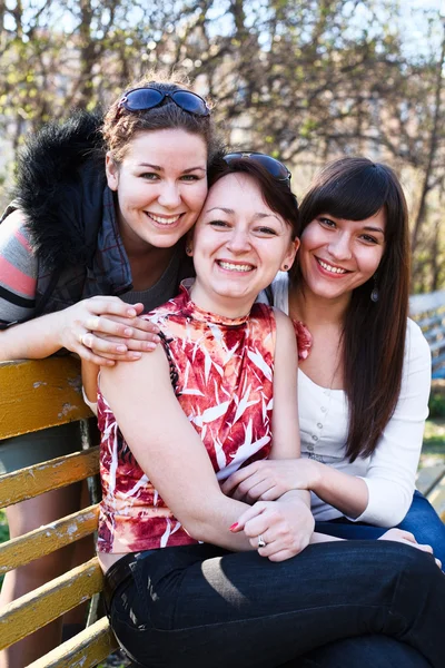 Gülümseyen bir kadın ile mutlu üç arkadaş portresi — Stok fotoğraf
