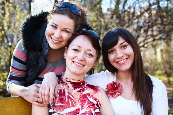 Portrait de trois amies heureuses avec une femme souriante — Photo