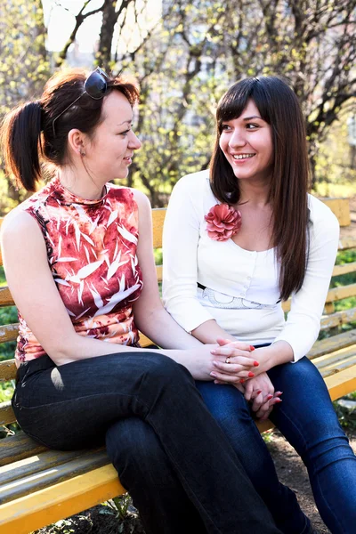 Portret van twee jonge mooie vrouwen een vriendinnen. — Stockfoto