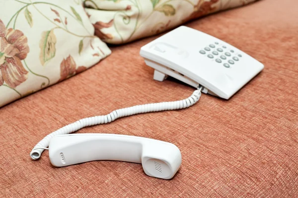 Bílý telefon na pohovce. — Stock fotografie