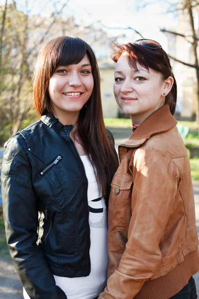 Retrato de duas jovens mulheres bonitas uma namorada. Juntos. Olha. — Fotografia de Stock