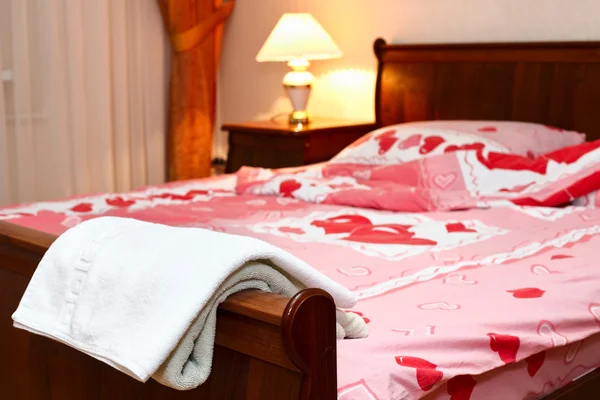 Свободная кровать в спальне в вечернее время — стоковое фото