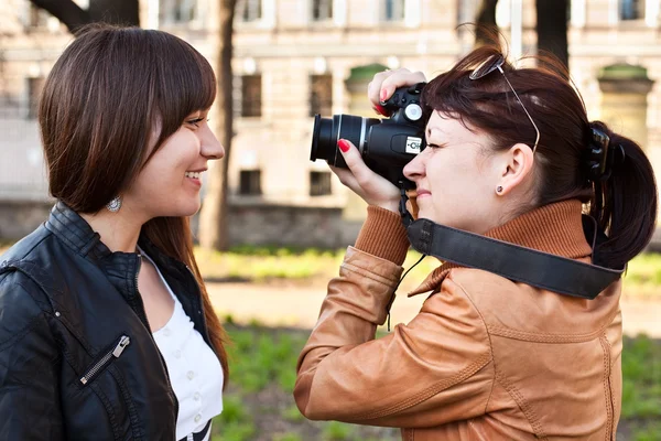 女摄影师拍摄户外活动中的模型 — 图库照片