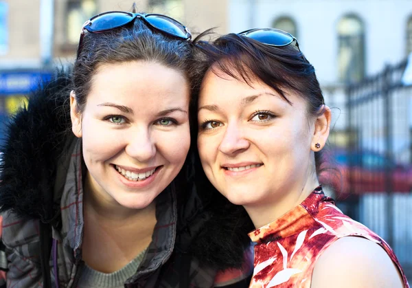 Portret van twee jonge mooie vrouwen een vriendin — Stockfoto