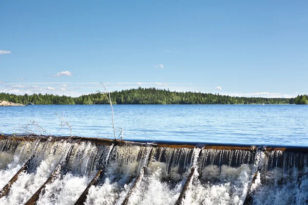 Оверсток воды на рукотворном водохранилище — стоковое фото