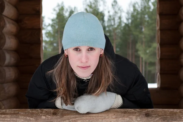 Unga vackra kvinnan i vinterkläder. kappa och hatt — Stockfoto