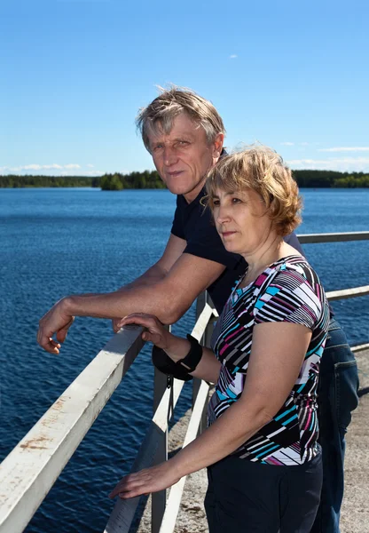 Mature couple amoureux ensemble sur la rive du lac — Photo