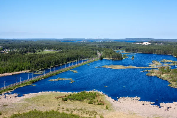 Göl ve orman Karelya Cumhuriyeti, Rusya Panoraması. demiryolu hattı. Sayfanın Üstü — Stok fotoğraf