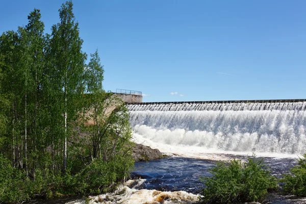 Owerflow vatten på den konstgjorda lagring dammen — Stockfoto