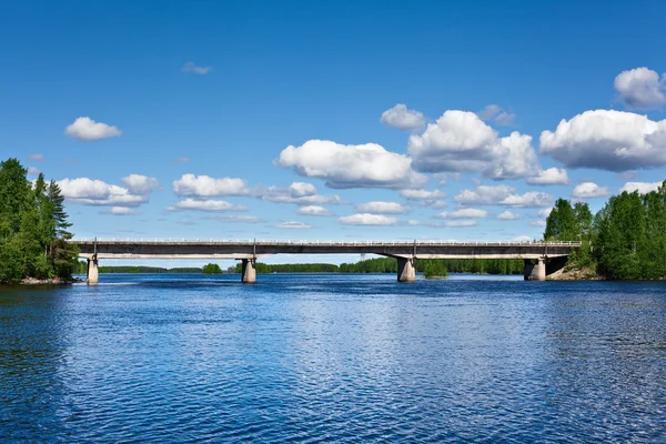 Silniční most přes jezero — Stock fotografie