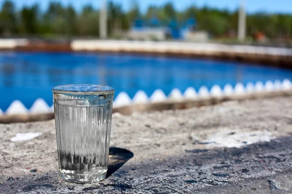 Чиста вода в склі стоїть на наборі для очищення води — стокове фото