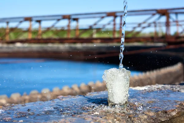 Czysty, woda leje się do szkła stojący na setler leczenie wody — Zdjęcie stockowe