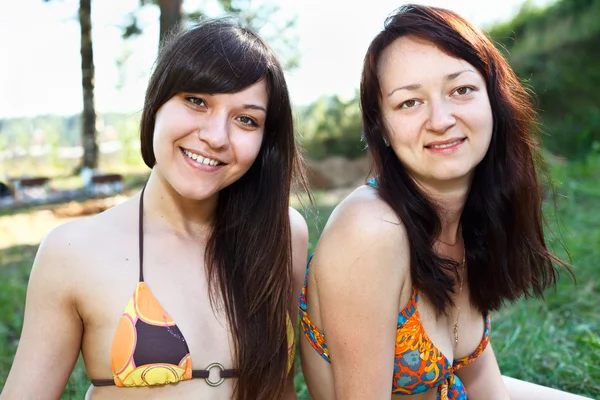 Dvě mladé sexy ženy v otevřené — Stock fotografie