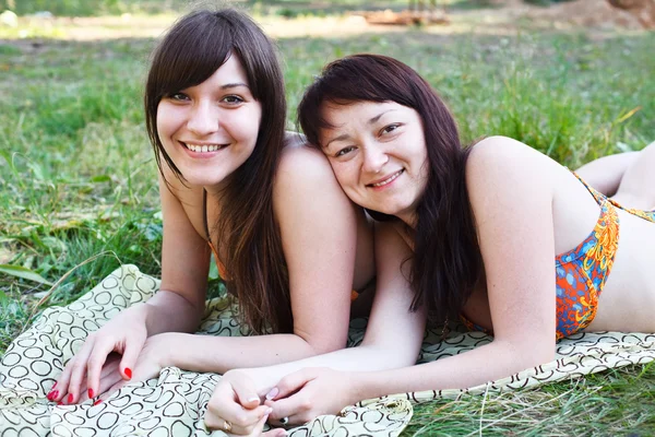 Duas jovens mulheres sensuais em swimwears — Fotografia de Stock