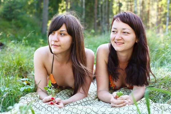Dos jóvenes mujeres sexy en trajes de baño —  Fotos de Stock
