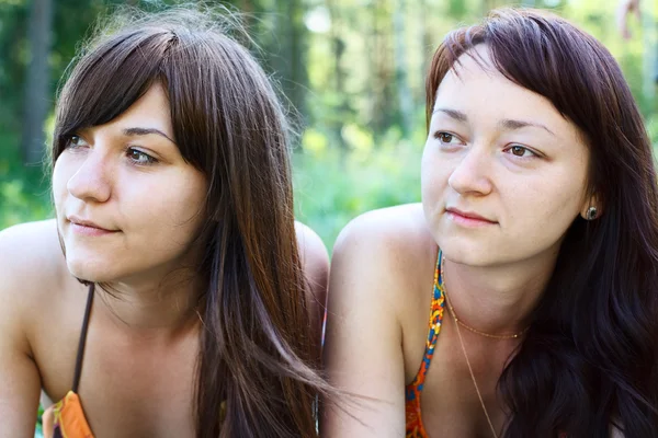 Dwóch młodych seksownych kobiet w kąpielowe otwarte — Zdjęcie stockowe