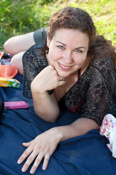 Felice donna sorridente sdraiata sull'erba — Foto Stock