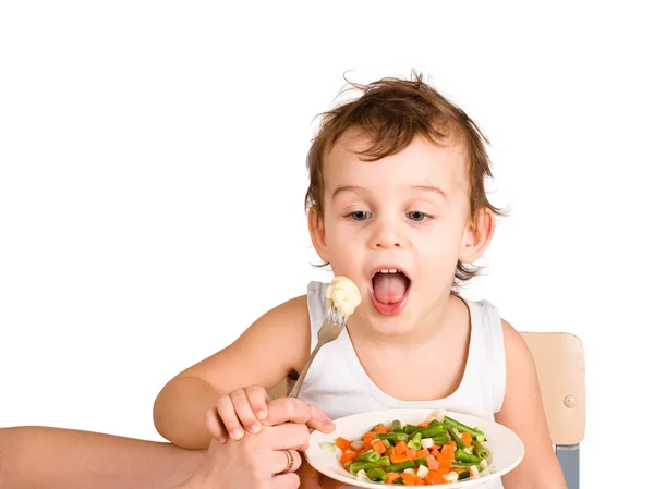 Mały chłopiec degustacja sałatka jarzynowa — Zdjęcie stockowe