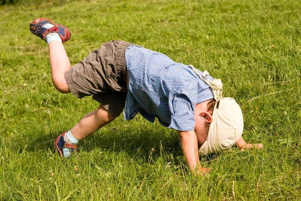 Running boy fall down in park — Stock Photo, Image