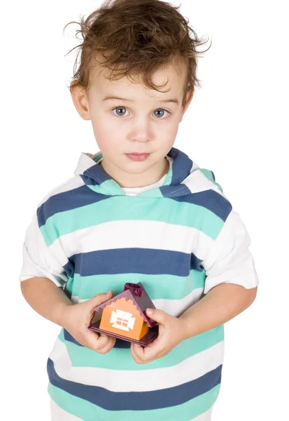 Mały chłopiec gospodarstwa dom zabawka — Zdjęcie stockowe
