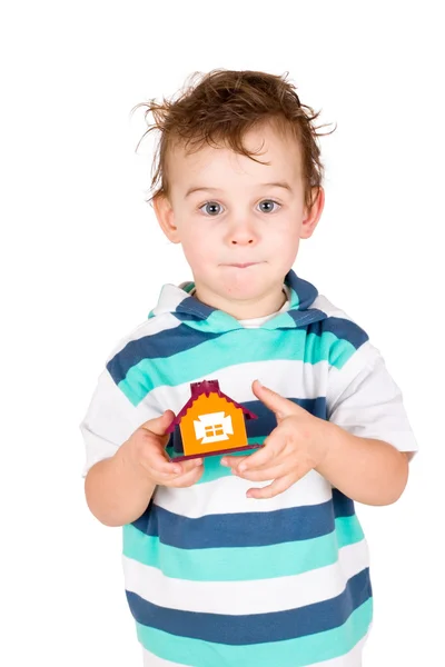Маленький мальчик держит игрушечный домик — стоковое фото